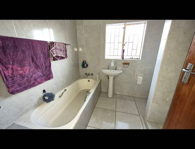 3 BEDROOM HOUSE TO LET IN MODEL PARK
